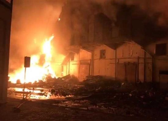 السعودية.. السيطرة على حريق ضخم اندلع بمركز سيارات