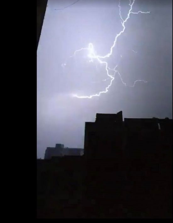 برق ورعد يضربان سماء محافظة الأقصر