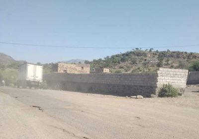 عصابة تستولي على أراضي الشمايتين تهاجم موظف بنيابة تعز