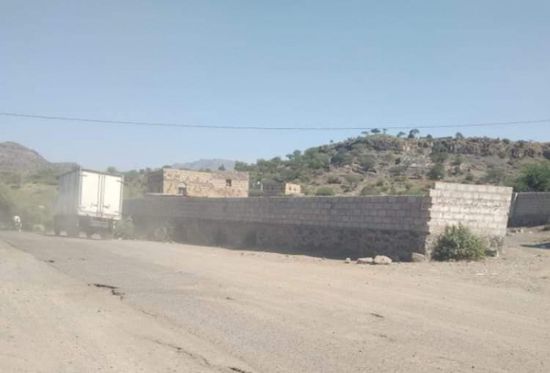 عصابة تستولي على أراضي الشمايتين تهاجم موظف بنيابة تعز