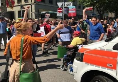  آلاف السويسريين يتظاهرون ضد قانون كوفيد-19