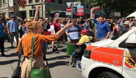  آلاف السويسريين يتظاهرون ضد قانون كوفيد-19