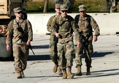  سيناتور أمريكي يعترف بإرسال عسكريين إلى أوكرانيا