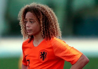  برشلونة يقرر عودة تشافي سيمونز إلى صفوفه