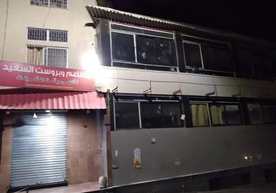 بلطجي يطلق النار على مطعم وسط تعز