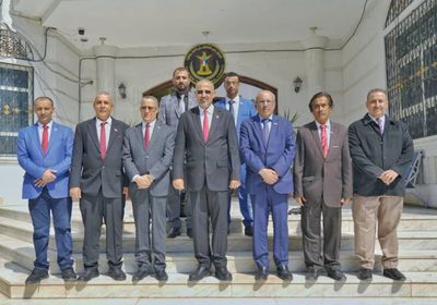 الرئيس الزُبيدي يغادر إلى الرياض