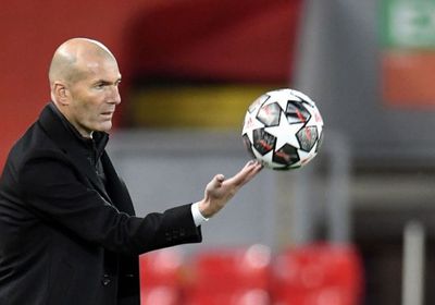 الأسطورة زين الدين زيدان يقترب من قيادة مانشستر يونايتد بدعم رونالدو