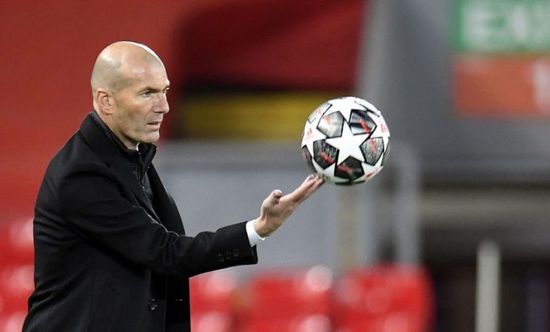 الأسطورة زين الدين زيدان يقترب من قيادة مانشستر يونايتد بدعم رونالدو