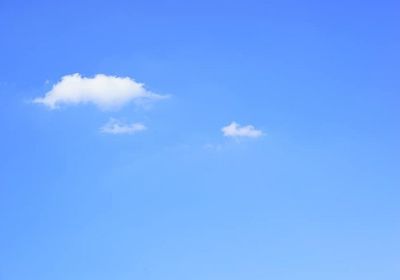 بلا سحب.. أجواء جافة بالمناطق الصحراوية غدًا