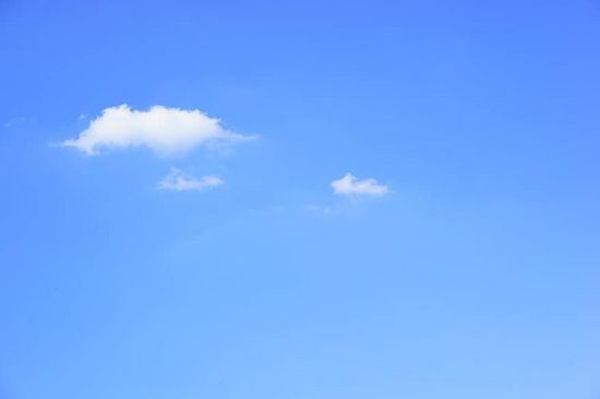 بلا سحب.. أجواء جافة بالمناطق الصحراوية غدًا