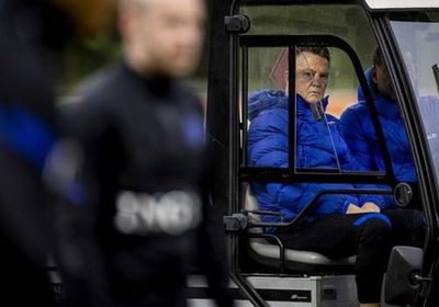 إصابة فان جال مدرب هولندا إثر سقوطه من دراجته