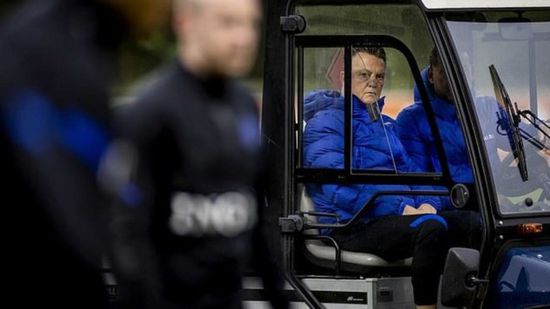 إصابة فان جال مدرب هولندا إثر سقوطه من دراجته