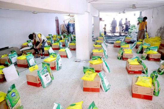 الإمارات توزع 4500 سلة غذائية على أسر حضرموت
