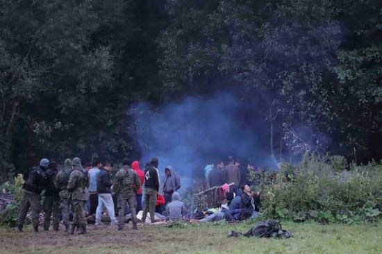 بولندا: تفريق مهاجرين محتشدين على الحدود مع بيلاروسيا