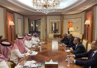 الرئيس الزُبيدي يلتقي السفير السعودي بالرياض