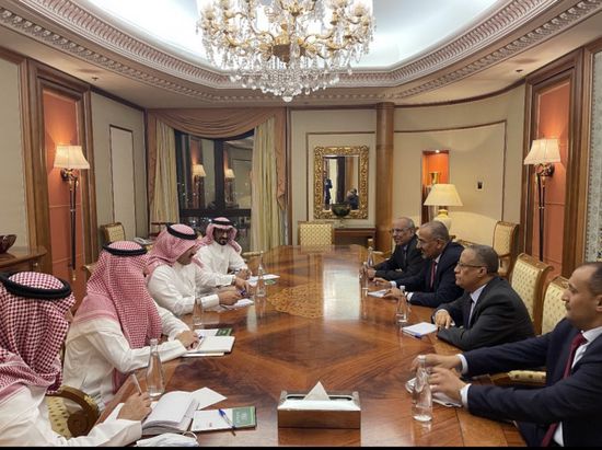 الرئيس الزُبيدي يلتقي السفير السعودي بالرياض