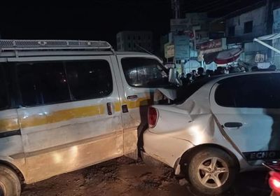 بين سيارتين.. مصرع طفل دهسًا في تعز