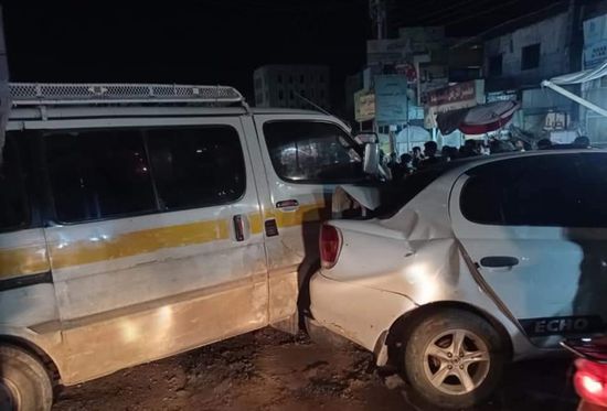 بين سيارتين.. مصرع طفل دهسًا في تعز