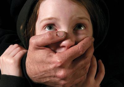 تستدرج الضحايا بنجلها.. الإيقاع بخاطفة أطفال عدن