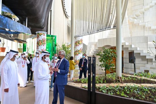 ولي عهد دبي يزور أجنحة 3 دول بـ"إكسبو 2020"