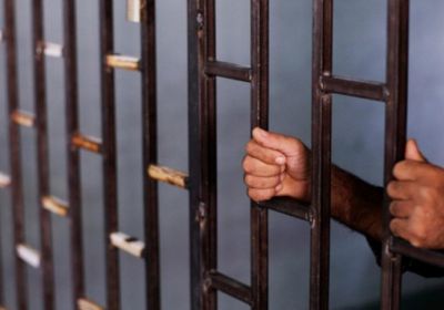 أسرة المختطف علي العولقي تطالب بتحريره من سجون الإخوان