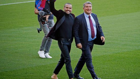  ألفيش يخوض ملعب كامب نو حافي القدمين في حفل استقباله