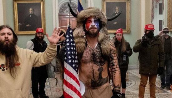 حبس صاحب أشهر صور واقعة اقتحام مبنى الكابيتول