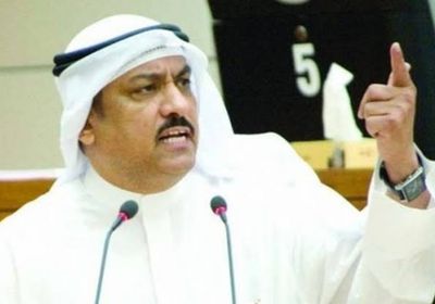 مسلم البراك.. سقوط النائب الكويتي السابق على الأرض يشعل السوشيال