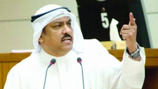 مسلم البراك.. سقوط النائب الكويتي السابق على الأرض يشعل السوشيال