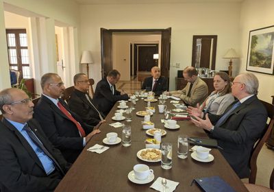 الزُبيدي يلتقي ليندركينج لبحث تطبيق اتفاق الرياض والاستفزازات الحوثية