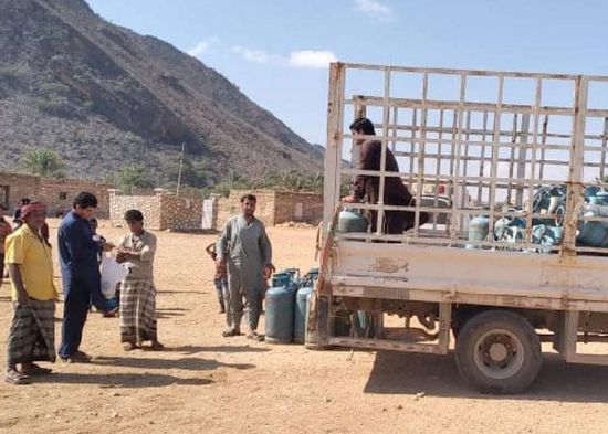 "خليفة الإنسانية" تدفع بـ 120 أسطوانة غاز لغرب سقطرى