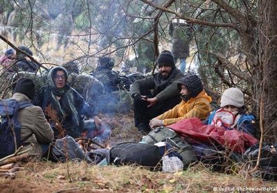 بولندا تحتجز 100 مهاجر تسللوا إلى أراضيها من بيلاروسيا