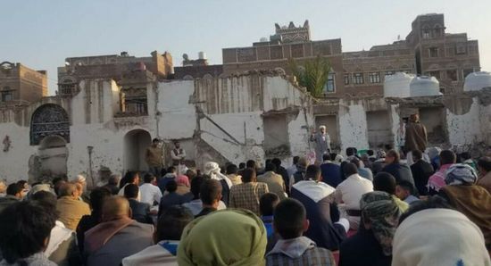 قيادات حوثية تهدم مصلى للاستيلاء على أرضه