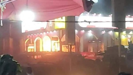 النيران تلتهم مطعما بتعز جراء اشتباكات عصابات إخوانية (صور)