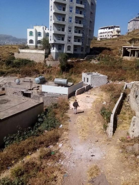 "حاميها حراميها".. موظفو أوقاف الظهار يتعدون على أرض بإب