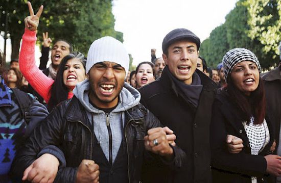 تونسيون عاطلون يقتحمون مقار عدد من المحافظات