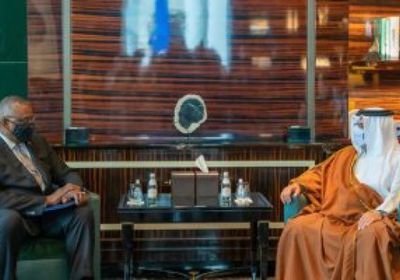 ولي العهد البحريني يلتقي وزير الدفاع الأمريكي على هامش منتدى حوار المنامة