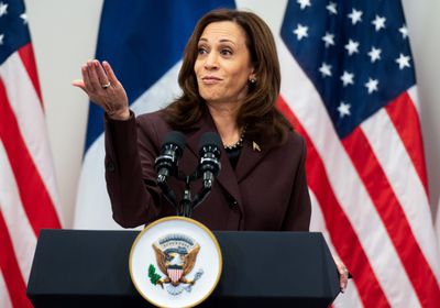 كامالا هاريس.. أول سيدة تحكم أمريكا لمدة 85 دقيقة