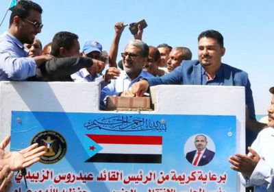 "الانتقالي" يبني كاسر أمواج في البريقة لحماية الصيادين