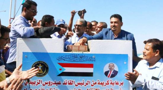 "الانتقالي" يبني كاسر أمواج في البريقة لحماية الصيادين