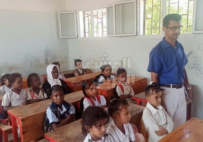 انتقالي أبين يتفقد تجهيزات مدارس خنفر وزنجبار