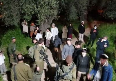 مستوطنون إسرائيليون يعتدون على فلسطينيين بالخليل