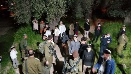 مستوطنون إسرائيليون يعتدون على فلسطينيين بالخليل