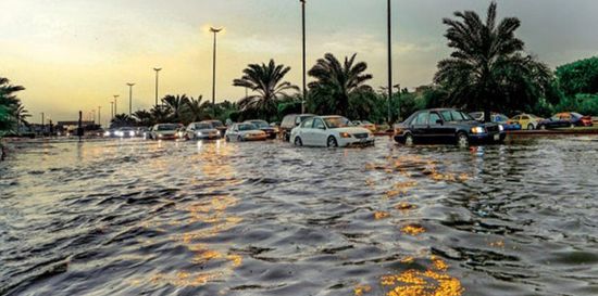 أمطار الكويت تؤدي إلى غرق الشوارع وإغلاق شبكات الصرف الصحي