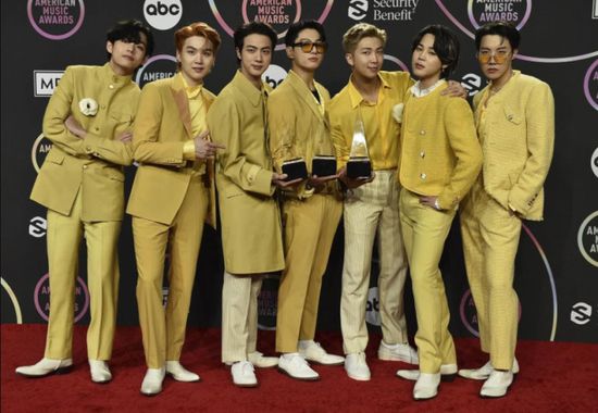 فرقة BTS تسيطر على جوائز حفل الموسيقى الأمريكية 2021