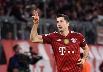 ليفاندوفسكي ينافس بنزيمة وصلاح على "الأفضل في العالم"