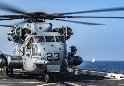 رسالة ردع للحوثي.. البحرية الأمريكية ترابض في خليج عدن وباب المندب