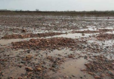 الأمطار تغمر طرق في أنحاء سقطرى