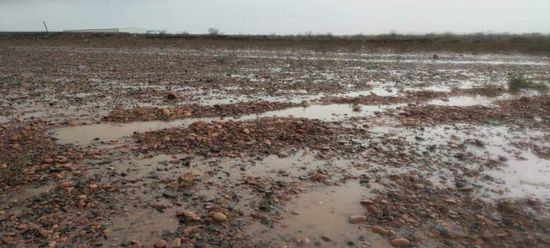 الأمطار تغمر طرق في أنحاء سقطرى