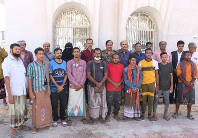 الزُبيدي يتكفل بالمصاريف الدراسية لـ 18 طالبًا بحضرموت